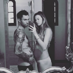«Беременный» Адам Левин: солист Maroon 5 опубликовал необычное селфи с женой