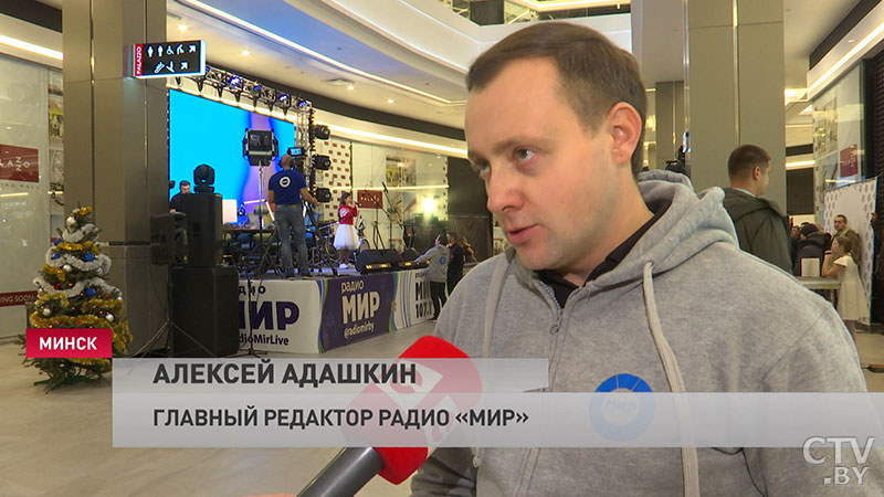 «Очень крутые музыканты выступают». Лера Яскевич спела в Минске в выездной студии радиостанции «Мир» -10 «Очень крутые музыканты выступают». Лера Яскевич спела в Минске в выездной студии радиостанции «Мир» -10