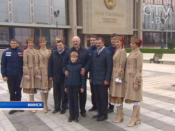 Накануне саммитов в Минске Александр Лукашенко с сыновьями посадил первые деревья и заложил Аллею почетных гостей у Дворца Независимости