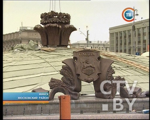 В центре площади Независимости началась установка гнезда для аистов (ФОТО)-1