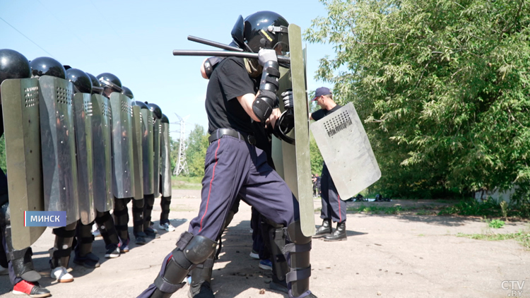 «Мы можем спать спокойно». Корреспондент внедрилась в ряды курсантов Академии МВД и прошла КМБ-22