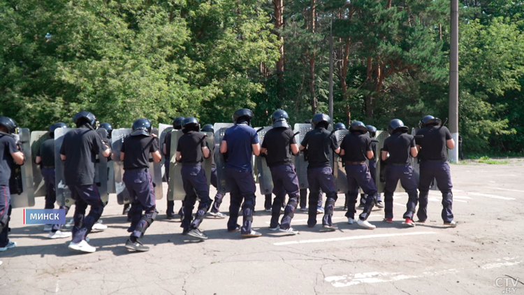 «Мы можем спать спокойно». Корреспондент внедрилась в ряды курсантов Академии МВД и прошла КМБ-31