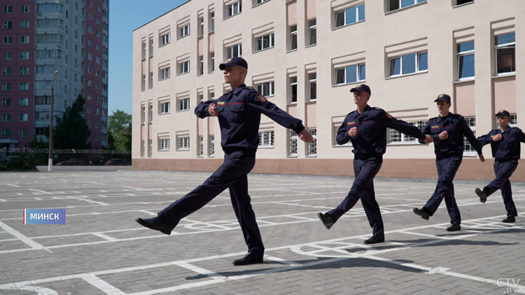 «Мы можем спать спокойно». Корреспондент внедрилась в ряды курсантов Академии МВД и прошла КМБ-37