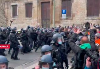 Акции протеста против карантинных мер прошли в разных странах. Полиция применила жёсткие меры