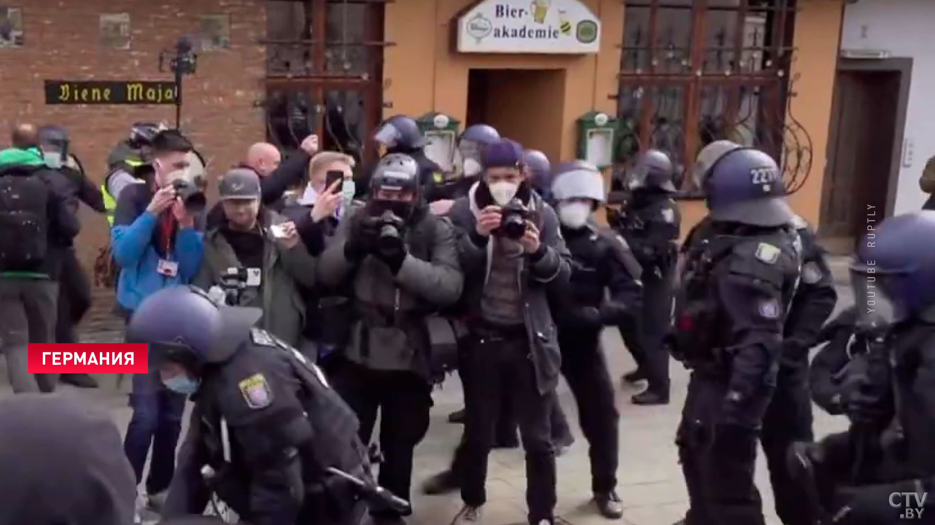 Акции протеста против карантинных мер прошли в разных странах. Полиция применила жёсткие меры-9