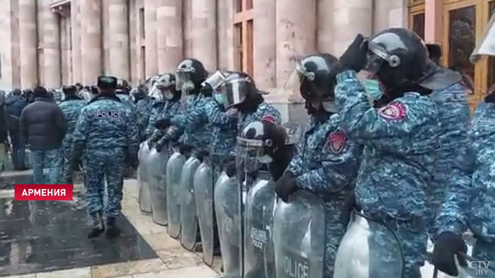 В Ереване протестующие попытались сорвать заседание кабмина, блокируя вход в здание-4