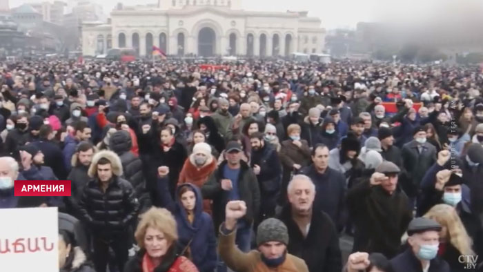 В Ереване протестующие попытались сорвать заседание кабмина, блокируя вход в здание-7