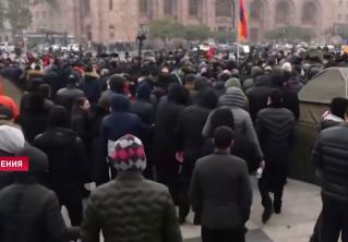 В Ереване протестующие попытались сорвать заседание кабмина, блокируя вход в здание