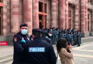 Протесты не утихают. Противники Пашиняна ворвались в правительственное здание в центре Еревана