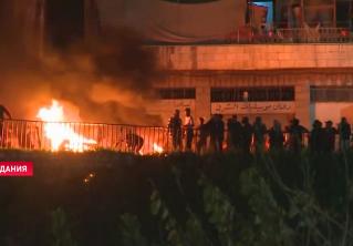 Жгли покрышки, бросали в полицейских камни. В Иордании на улицы вышли люди, недовольные ужесточением карантина