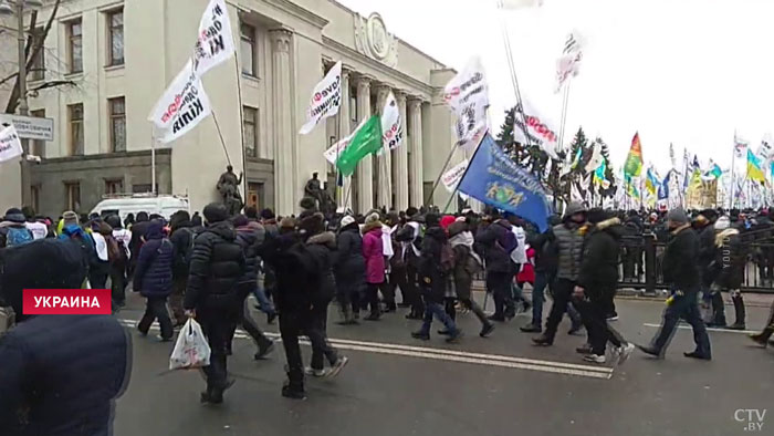 В Киеве у здания Верховной Рады прошёл митинг против карантинных ограничений для бизнеса-1