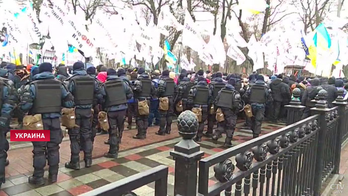 В Киеве у здания Верховной Рады прошёл митинг против карантинных ограничений для бизнеса-3