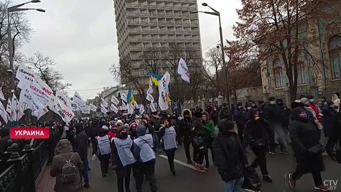 В Киеве у здания Верховной Рады прошёл митинг против карантинных ограничений для бизнеса-6