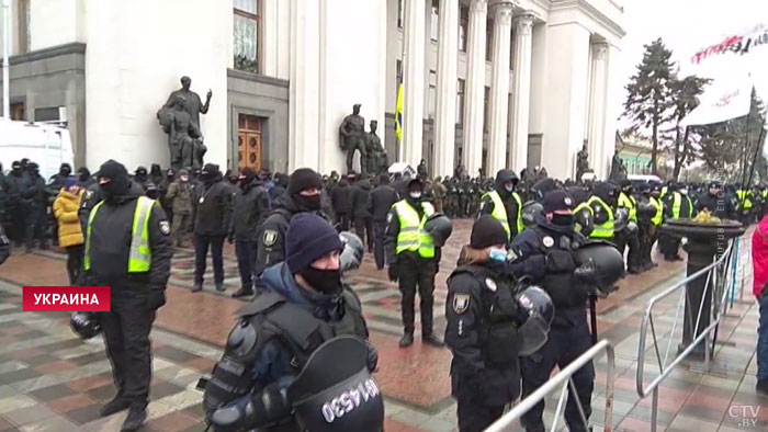 В Киеве у здания Верховной Рады прошёл митинг против карантинных ограничений для бизнеса-8