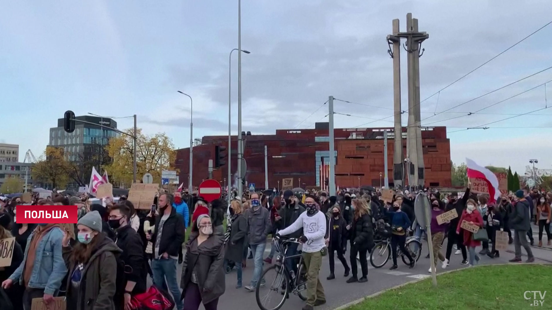 В Польше продолжаются протесты против решения о запрете абортов. Многотысячные акции прошли в разных городах-1