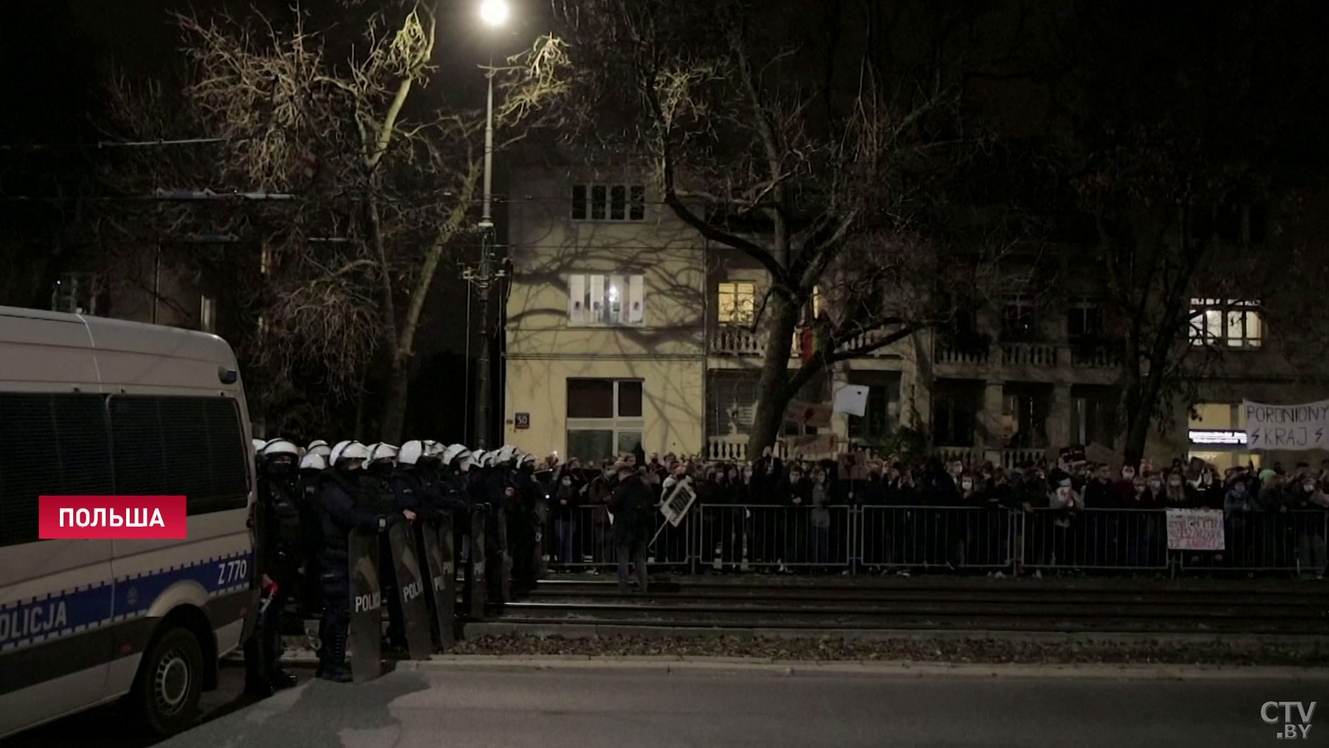 В Польше женщины-депутаты прервали заседание парламента, протестуя против запрета на аборты-9