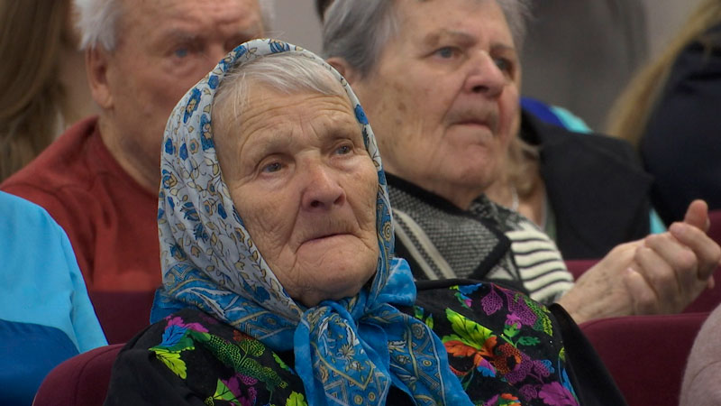 «От всей души». Пожилые белорусы продолжают принимать гостей и поздравления