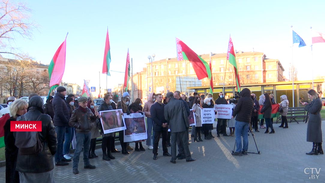 «Мы готовы помогать этим людям». Белорусы провели акцию в поддержку беженцев у посольства Польши-1