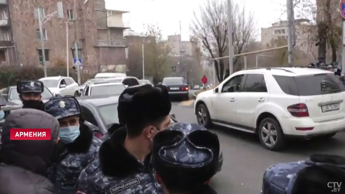 В Ереване сотни протестующих вышли на улицы, требуя отставки премьер-министра-1