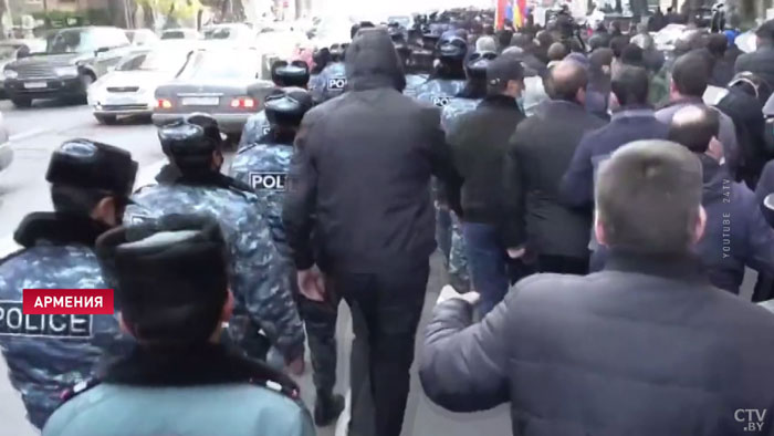 В Ереване сотни протестующих вышли на улицы, требуя отставки премьер-министра-4