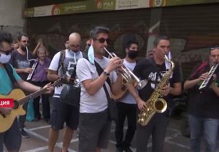 Греческие артисты вышли на протест против карантинных мер