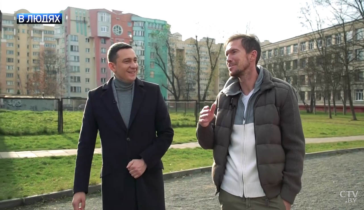 «Булочку купил, с квасом выпил – настроение хорошее». Александр Глеб рассказал о детстве и показал свой двор