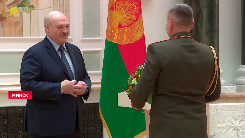 «Занимайтесь своим делом». Александр Лукашенко вручил госнаграды и генеральские погоны-9
