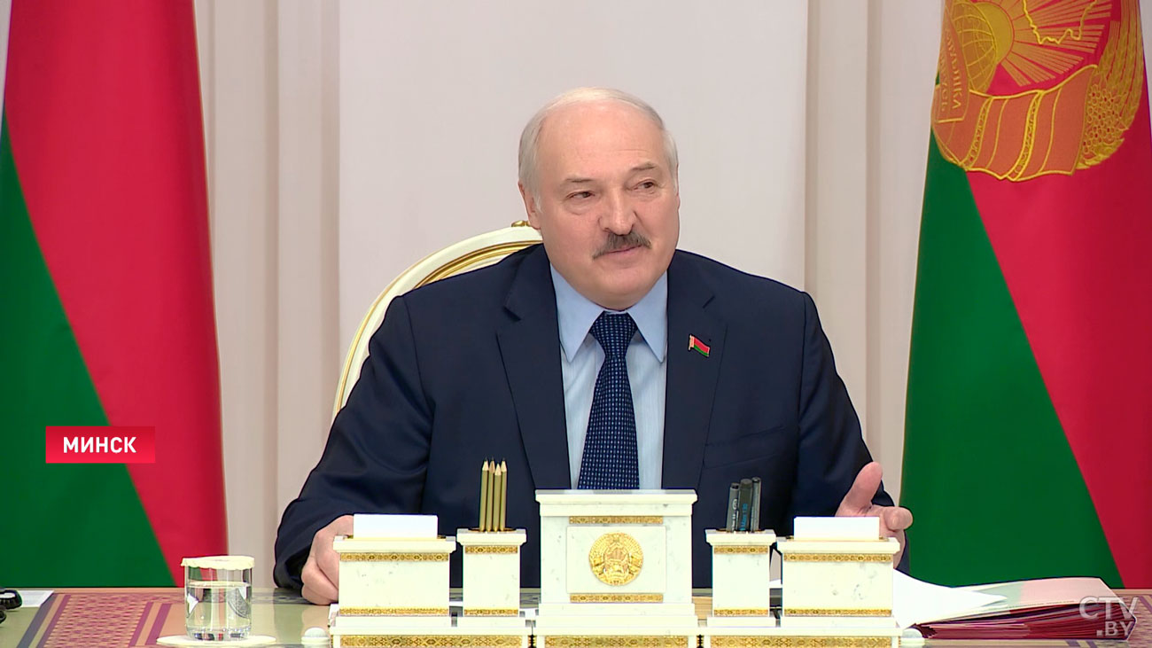 Лукашенко: а чего вы боретесь против Конституции? Не проголосует народ на референдуме за изменения, останется эта Конституция-1