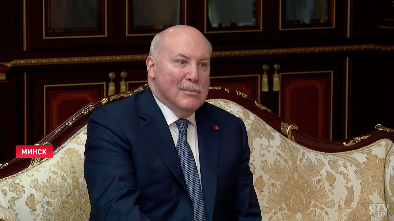 С личным автографом. Что Александр Лукашенко подарил Дмитрию Мезенцеву?-1