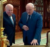 С личным автографом. Что Александр Лукашенко подарил Дмитрию Мезенцеву?