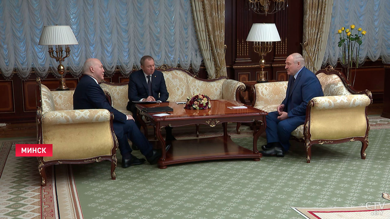 С личным автографом. Что Александр Лукашенко подарил Дмитрию Мезенцеву?-7