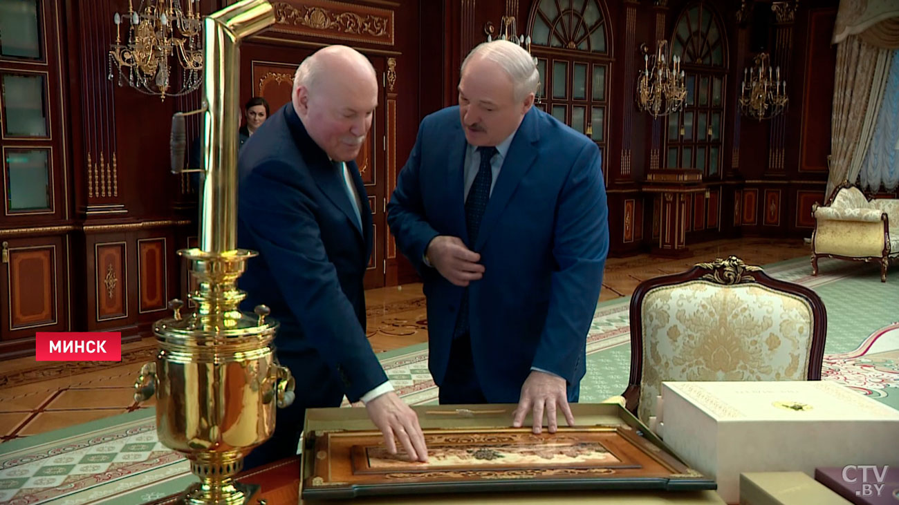 С личным автографом. Что Александр Лукашенко подарил Дмитрию Мезенцеву?-10