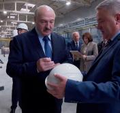 Александру Лукашенко на МАПИДе подарили сертификат на двухкомнатную квартиру. Кому Президент его отдал?
