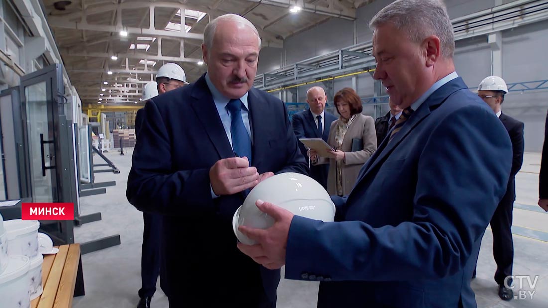 Александру Лукашенко на МАПИДе подарили сертификат на двухкомнатную квартиру. Кому Президент его отдал?-1