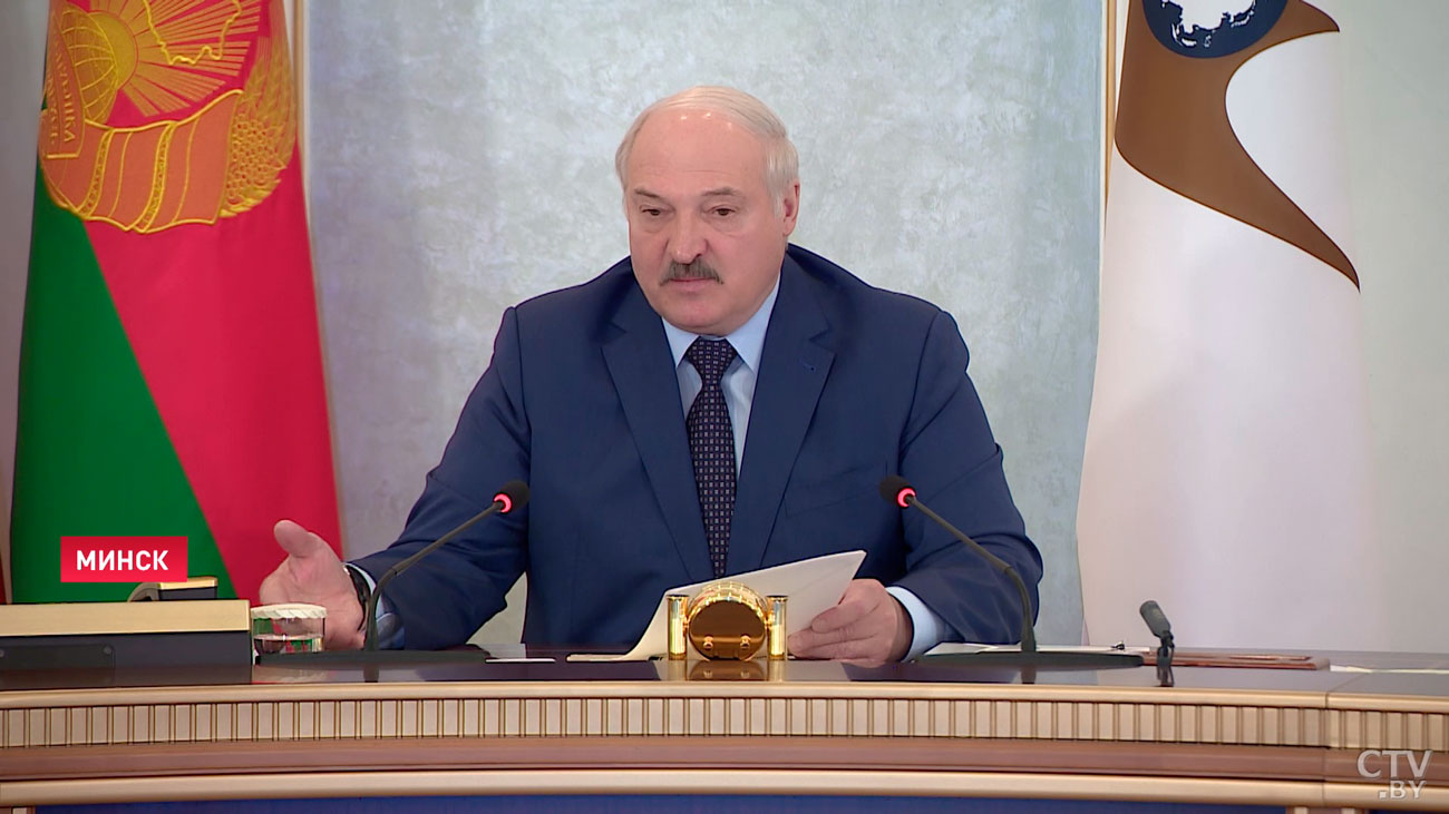 Александр Лукашенко: всё говорим, что продовольствие, опасные тенденции, а сами телепаемся с этим несчастным документом-1