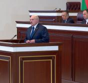 Александр Лукашенко прокомментировал замену нашего флага в Риге на экстремистский и сообщение о минировании