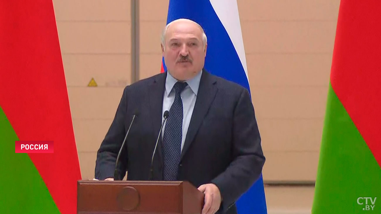 Лукашенко шутит: раньше думал, что старший брат может меня отправить в космос и назад не вернуть-4