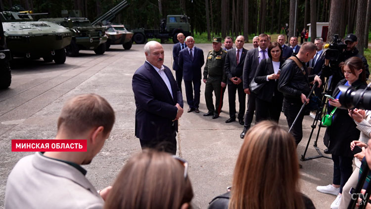 «Колебания не будет». Лукашенко посещает предприятие ВПК в Минской области-4