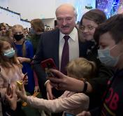 Эта встреча навсегда останется в памяти. Посмотрите, как дети делали селфи с Александром Лукашенко