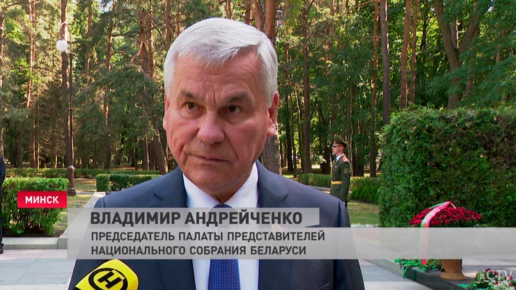 «Вспоминаем и благодарим». Владимир Андрейченко посетил братскую могилу в парке Челюскинцев-4