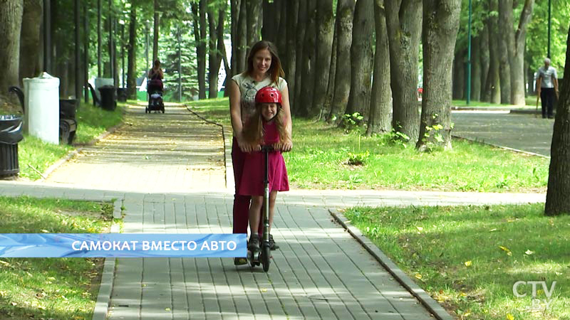 «Плащ развевается за спиной, рюкзак в виде горба, и люди оглядываются». Бизнес-леди ездит на самокате по Минску