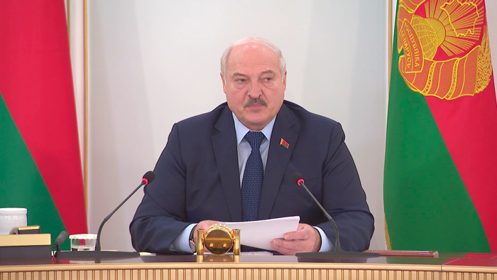 «Так мы работать не должны и не будем». Лукашенко указал чиновникам на провалы в уборочной
