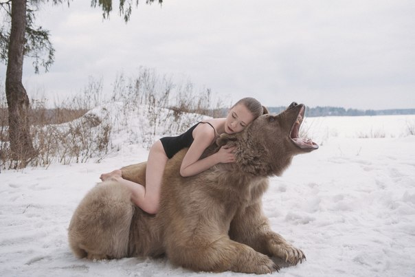 Фотосессия русской семьи в обнимку с живым медведем шокировала мир -19