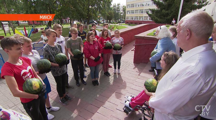 Картофель и арбузы с президентского подворья передали в дом-интернат для пенсионеров и инвалидов-1