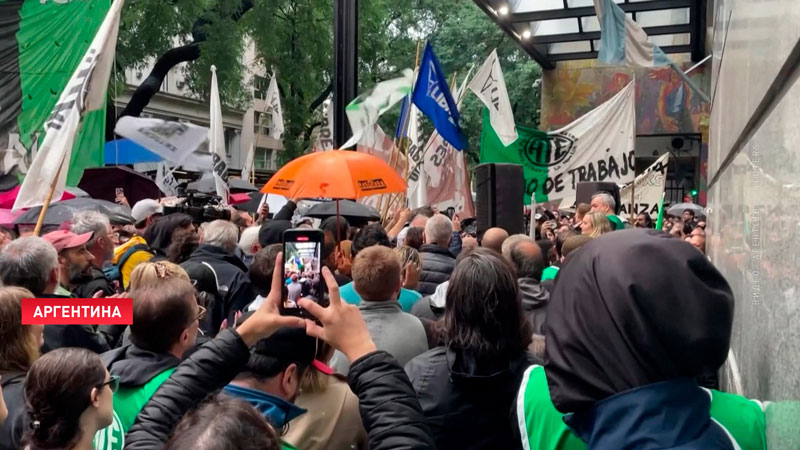 В Аргентине протестующие захватили здание Министерства труда-1