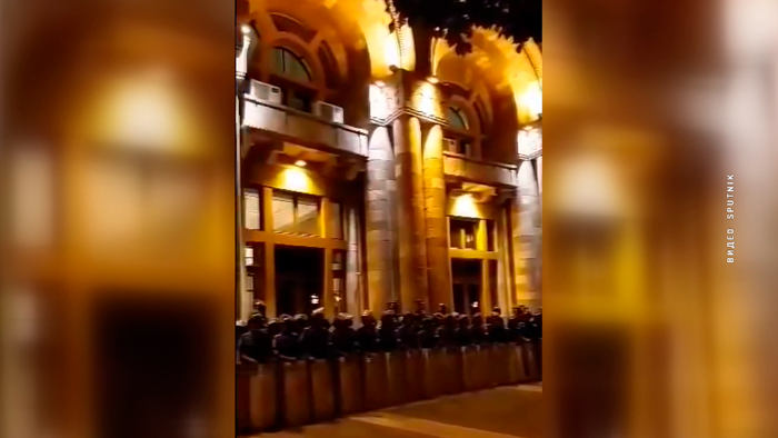 В Ереване начался стихийный протест. Люди попытались сломать ворота парламента