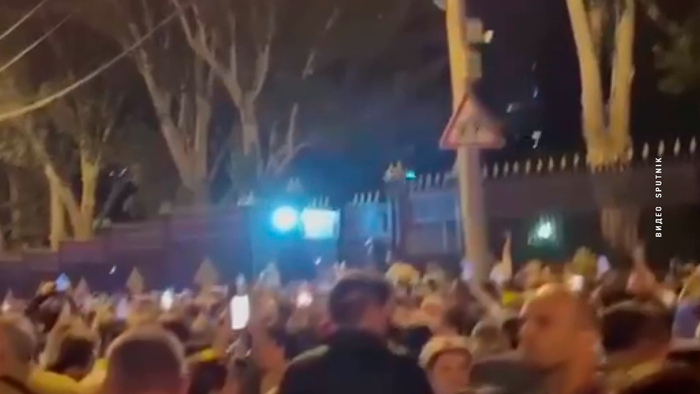 В Ереване начался стихийный протест. Люди попытались сломать ворота парламента-1