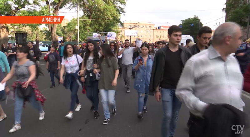 «Что он для нас сделал? Всё разрушил». Чего требуют митингующие в Армении-7