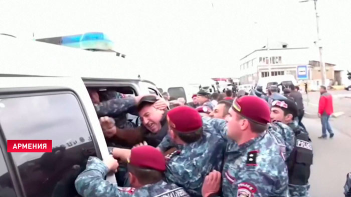 Действовали довольно жёстко. Шествие митингующих в Армении переросло в столкновение с полицией
