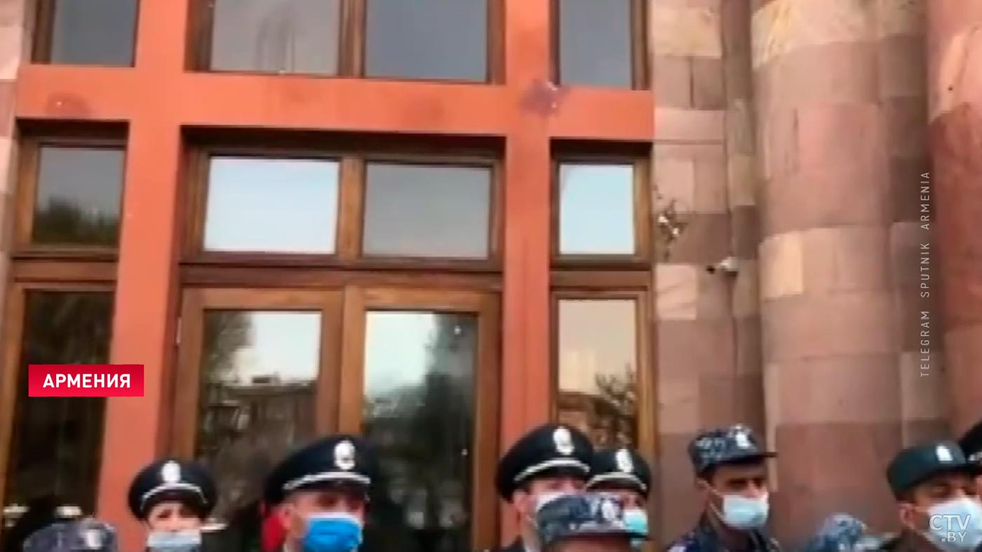 Женский марш в Ереване перерос в стычки с полицией. Здание правительства забросали яйцами и пакетами с краской-4